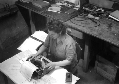 Lucienne Guen typewriting a letter